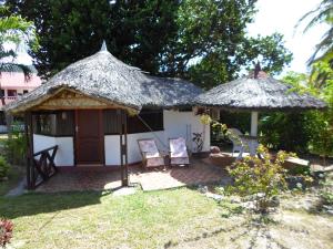 大安塞普拉兰阿米提木屋的小屋设有茅草屋顶和两把椅子