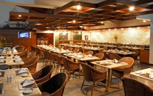 马塞约马塞约玛尔酒店的用餐室配有桌椅