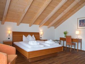 布鲁尼科布利兹堡酒店的卧室配有一张床和一张桌子及椅子