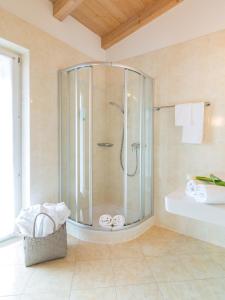 布鲁尼科布利兹堡酒店的带淋浴和毛巾浴缸的浴室