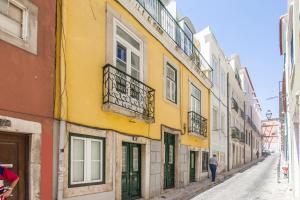 里斯本里斯本上城芭提奥博阿文图拉公寓的一条小巷里走在街上的人