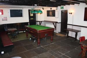 West BurtonThe Street Head Inn的客房设有台球桌和电视。
