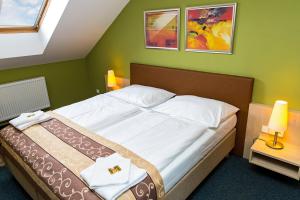 伊钦Hotel Rieger Garni的一间位于绿色客房内的卧室,配有一张床
