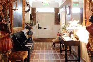 邓甘嫩Charlemont House的走廊设有门、桌子和椅子