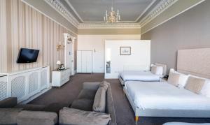 格拉斯哥贝尔哈文酒店的酒店客房,设有两张床和一张沙发