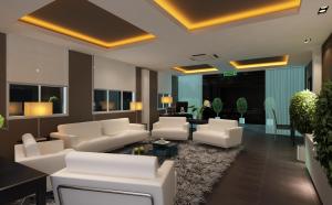 马六甲霍尔马克皇冠酒店的客厅配有白色的沙发和桌子