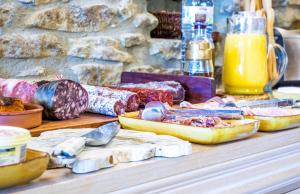 佩拉托拉达Hotel Mas Rabiol -Costa Brava-Emporda-Only Adults的一张桌子,上面放着不同种类的肉和奶酪