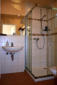 GrunaFährhaus Gruna的一间带玻璃淋浴和水槽的浴室