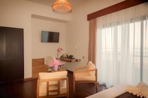 圣皮埃尔乐巴坦特德拉梅什酒店的卧室配有一张床和一张桌子及椅子