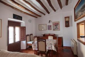 塞埃欣Casa del Mesoncico的配有桌椅和天花板的客房