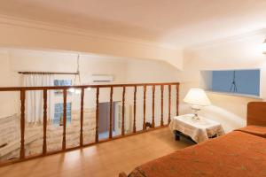 塞奥洛戈斯Theologos Traditional House的一间卧室设有1个带1张床和1盏灯的阳台