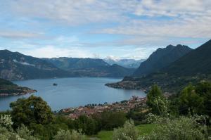 萨莱马拉西诺Agriturismo Da Gesi的享有山区湖泊上的城镇景色