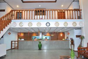 仰光缅甸生活酒店的大堂设有墙上的时钟和柜台