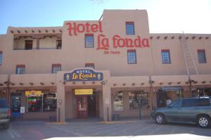 陶斯拉方达陶斯酒店的门前设有停车场的la torolla酒店