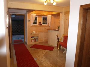 塞尔瓦迪加尔代纳山谷Garni Flurida的走廊上铺有红色地毯