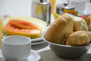桑托斯Carícia Hotel (Adult Only)的桌上的三明治和一碗食物
