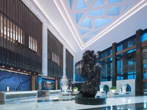 北京诺金酒店的大楼中央设有雕像的大堂