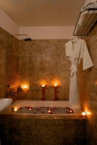 Dhāruhera比瓦迪金色郁金香酒店的浴室配有带灯的浴缸。