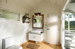 提喀迪Hills & Hues的一间带水槽和镜子的浴室