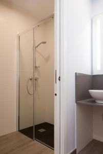 圣地亚哥－德孔波斯特拉Albergue Linares的浴室里设有玻璃门淋浴