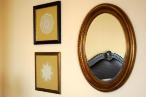 朱拜勒塞梅尔比布鲁斯酒店的挂在墙上的镜子,画上框图