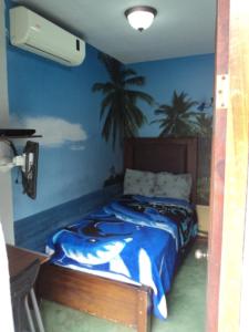 Miramar卡比纳斯朵迷培奈酒店的卧室配有一张墙上棕榈树床。