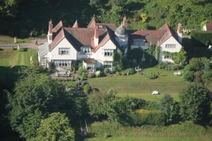 梅尔罗斯Fauhope Country House的山丘上大房子的空中景色