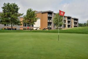 BeaucevilleLa Cache du Golf的一座高尔夫球场,在一座大楼前有红旗