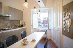 卡利亚里Arcipelago 41的厨房配有桌椅和窗户。