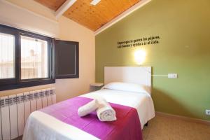 Villar de CañasUn Rincón en la Mancha的一间卧室配有一张床,上面有两条毛巾