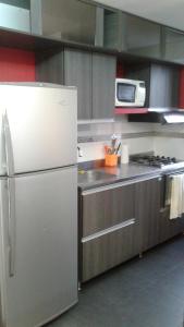 萨瓦内塔萨巴内塔公寓的厨房配有冰箱和微波炉。