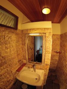 美娜多Lumbalumba Resort - Manado的一间带水槽和镜子的浴室