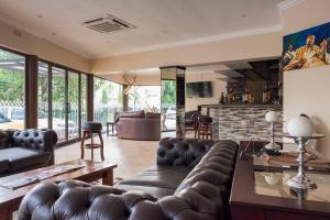 卢萨卡Twangale Resort & Spa的客厅配有沙发和桌子