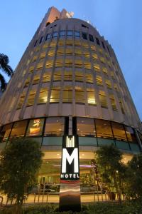 新加坡M Hotel Singapore City Centre的前面有酒店标志的大建筑