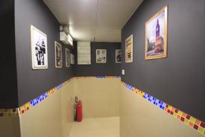 香港Timehouse Hong Kong Hostel Group的浴室设有淋浴,墙上铺有彩色瓷砖。