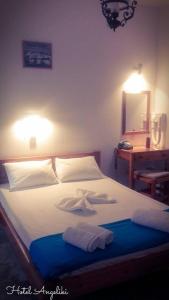 伊莱恩Hotel Angeliki的一间卧室配有一张床,上面有两条毛巾