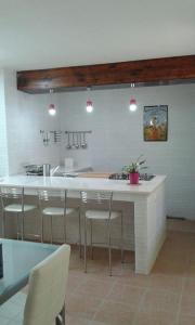 韦列Alba Salentina的厨房配有带椅子的柜台和厨房岛