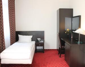 奥芬巴赫艾瑞纳酒店的一张床铺、一张桌子和一张床
