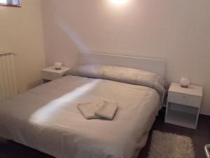 卡尼洛瑞维拉Ca du Chicco的一间小卧室,配有带2个床头柜的床