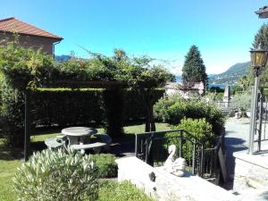 卡尼洛瑞维拉Ca du Chicco的一个带长凳、桌子和围栏的花园