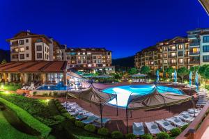 班斯科Murite Park Hotel的一座带游泳池、椅子和建筑的度假村