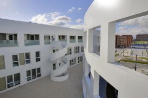 维多利亚-加斯特伊兹伊伦纳斯公寓的从大楼的阳台上可欣赏到风景