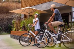 圣吉尔莱班多摩酒店的自行车上的男人和女人