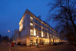 伦敦凯撒酒店的街上的白色大建筑