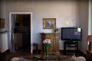 卡莫利兰迪瑞威艾利住宿加早餐旅馆的一间带电视和花瓶的客厅