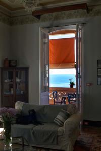 卡莫利兰迪瑞威艾利住宿加早餐旅馆的带沙发的客厅,享有海景