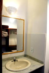 塞古罗港Novo Hotel Galeão的一间带水槽和镜子的浴室