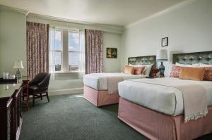 庞恰特雷恩湖圣查尔斯大街酒店客房内的一张或多张床位