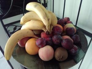 维也纳鸥泊玛歇民宿的桌上一碗水果,上面放香蕉和苹果