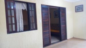 乌巴图巴Budget Apartamento Na Praia Ubatuba的一间设有门和两个窗户的房间